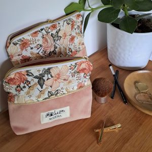 Trousse Romance – Velours Rose Poudré et Jardin Anglais