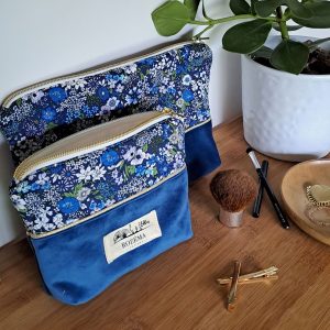 Trousse Royale – Velours Bleu Roi et Jardin d’Émeraude