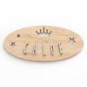 Plaque adhésive en bois personnalisable – Couronne